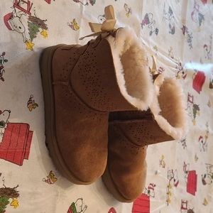 Size 8M Carmel UGG short boots w/bows